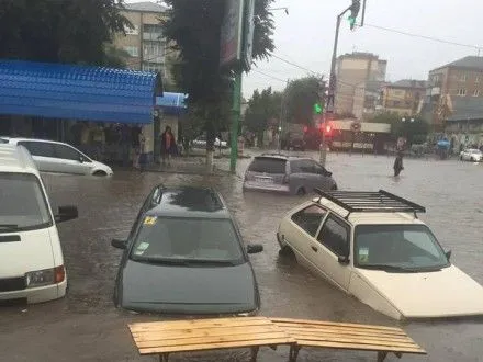 Зливи залили Хмельницький та Кам'янець-Подільський: автівки "плавають" вулицями міст
