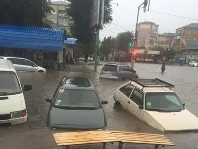 Зливи залили Хмельницький та Кам'янець-Подільський: автівки "плавають" вулицями міст