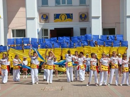 День Конституції відзначили на Луганщині святковим флешмобом