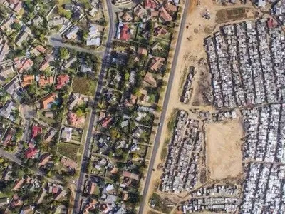 Фотограф показал с высоты контраст между бедными и богатыми в Южной Африке