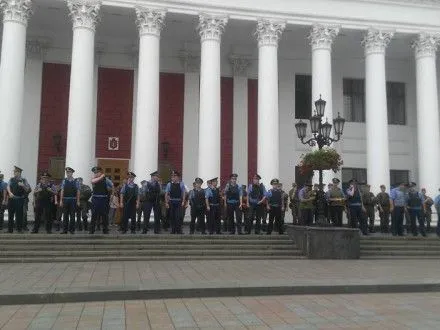 Перед сессией Одесского горсовета полиция проверяла у активистов наличие оружия