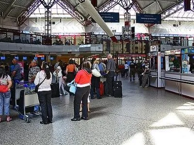 Через залишені рюкзаки з варшавського аеропорту еваюкували більше 700 осіб
