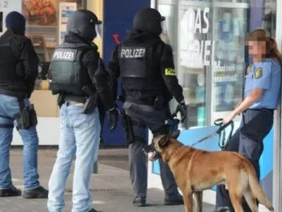 Вооруженный мужчина в Германии забаррикадировался в ресторане