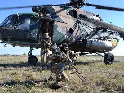 Военные разведчики Сил спецопераций отработали порядок десантирования с вертолета
