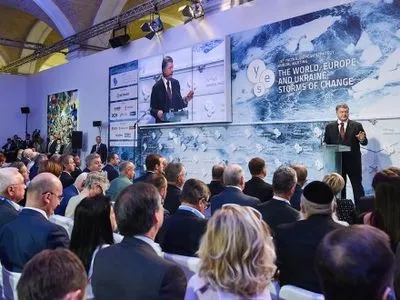 Президент: Украина не будет торговать Крымом из-за Донбасса