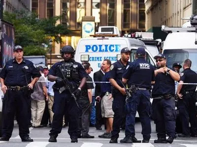 Нападение в центре Нью-Йорка: на полицейского набросились с ножом