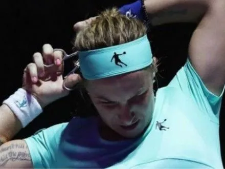 Российская теннисистка С. Кузнецова обрезала косу во время матча