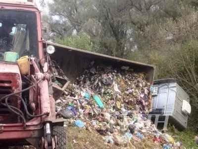 Вантажівка, яка перекинулася на Рівненщині, везла львівське сміття до столиці
