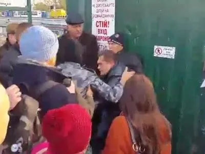 Активісти влаштували штовханину на будмайданчику біля станції "Героїв Дніпра"