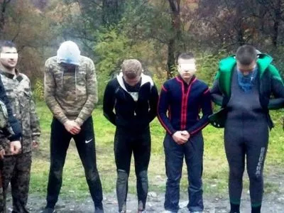 Пять человек в гидрокостюмах задержали пограничники в Закарпатской области