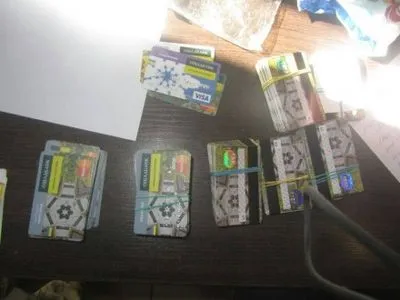 На КПВВ "Новотроїцьке" затримали жінку, яка перевозила 150 банківських карток