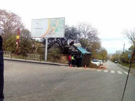 Вантажівка із глиною перекинулась у Львові