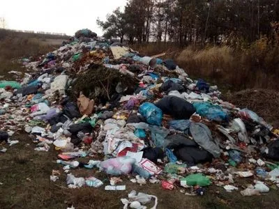 Тонны медицинских отходов из Львова обнаружили у международной трассы на Житомирщине