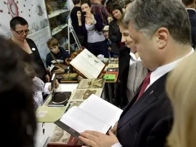 Президент України розповів, що читає щонайменше одну книгу на місяць
