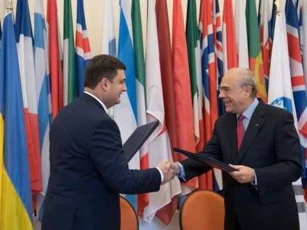 В.Гройсман подписал соглашение о продлении действия Меморандума о взаимопонимании между ОЭСР и Украиной