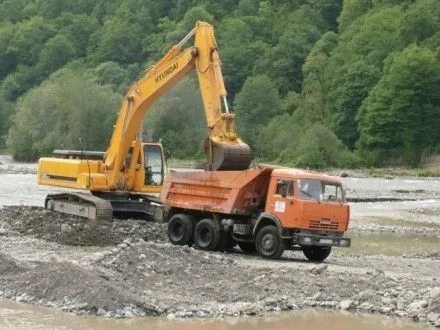Незаконне видобування річкового каменю виявили на Івано-Франківщині