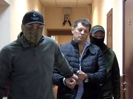 Суд в Москве оставил под стражей украинского журналиста Р.Сущенка