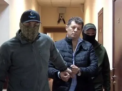 Суд в Москве оставил под стражей украинского журналиста Р.Сущенка