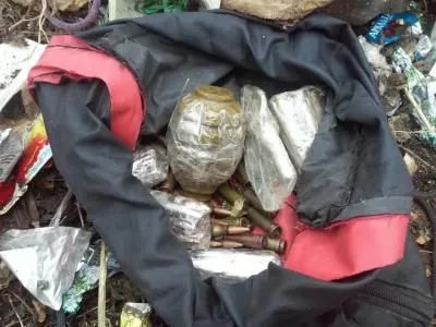 Сумку с гранатой и боеприпасами обнаружили в Сумской области