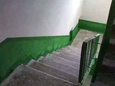 Девушка в Киеве упала в лестничный пролет с третьего этажа