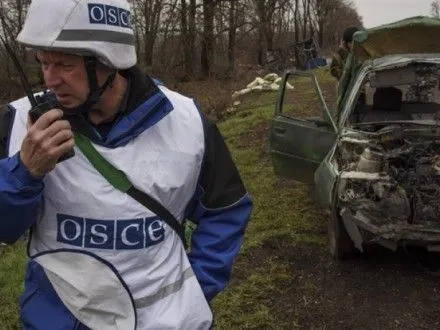 Автомобиль миссии ОБСЕ обстреляли неподалеку от Донецка
