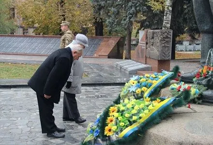 В Виннице возложили цветы по случаю 72-й годовщины освобождения Украины от фашистов