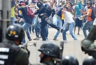 Поліцейського застрелили, двох поранено під час протестів у Венесуелі