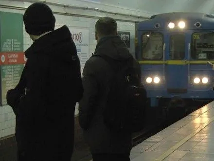 Мужчина упал на рельсы в киевском метро