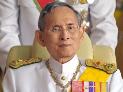 Десятки тысяч тайцев пришли почтить умершего короля