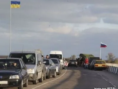 Украинский флаг подняли над российским на админгранице с Крымом