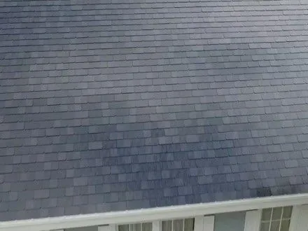 Tesla представила інтегровані в дах будинку сонячні батареї