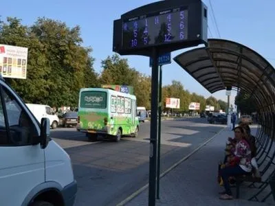 На остановке общественного транспорта в Хмельницком умер человек