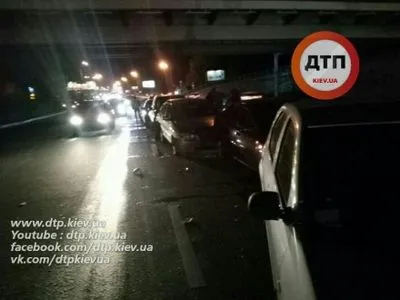 Шесть авто попали в масштабное ДТП возле моста Патона в Киеве