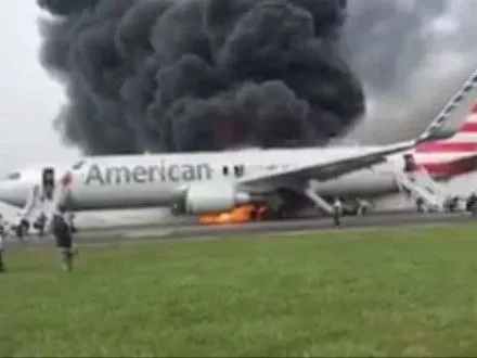 Літак загорівся під час зльоту у США