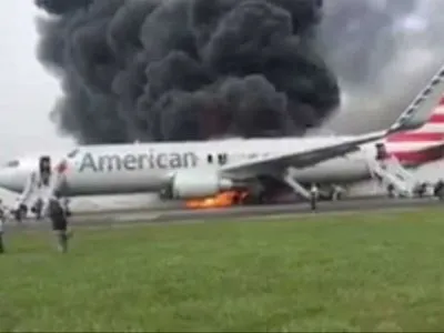 Самолет загорелся во время взлета в США