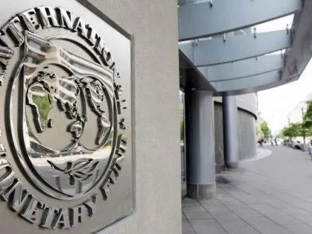 МВФ дозволив уряду Сербії підвищити зарплати та пенсії