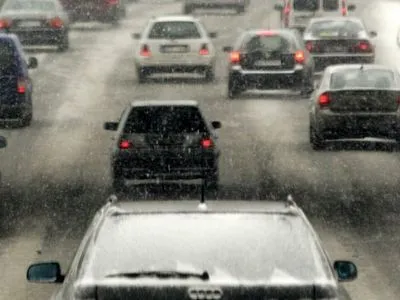 Водіїв попередили про дощ з мокрим снігом на Київщині