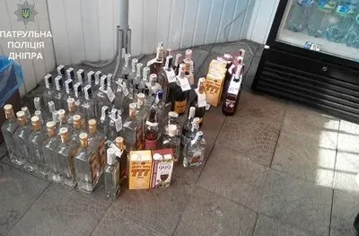 В Днепре в незаконных палатках изъяли 300 бутылок алкоголя