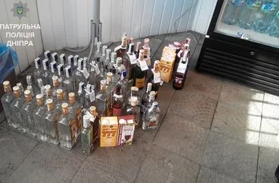 В Днепре в незаконных палатках изъяли 300 бутылок алкоголя