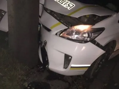 Автівка патрульної поліції врізалась в стовп у Кропивницькому