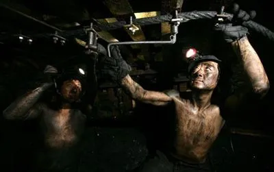 Більше 30 гірників залишилися під землею після вибуху на шахті в Китаї