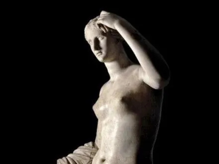 Официант отломил палец статуи Венеры