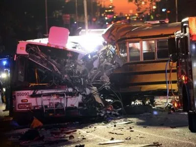 В США столкнулись школьный и пригородный автобусы: 6 погибших