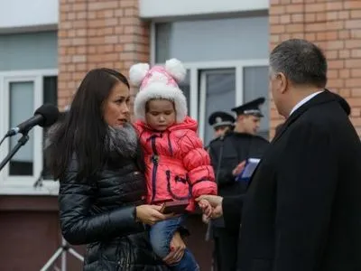А.Аваков вручил семьям погибших полицейских в Днепре ордена "За мужество"