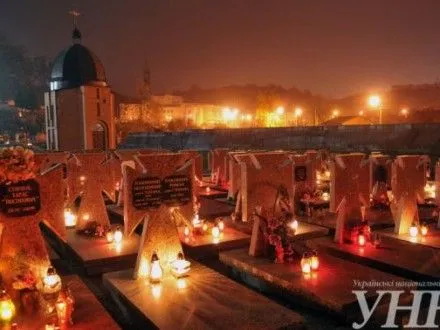 Сьогодні у Львові на Личаківському цвинтарі запалять 30 тисяч лампадок