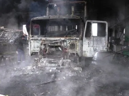 На Житомирщине горел сервис шиномонтажа вместе с грузовиками