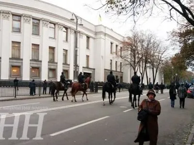 Возле Верховной Рады патрулирует конная полиция