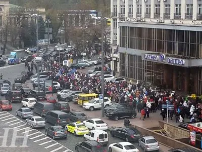 Несколько тысяч активистов двинулись колонной к Кабмину