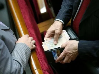 ВР отменила повышение зарплат депутатов
