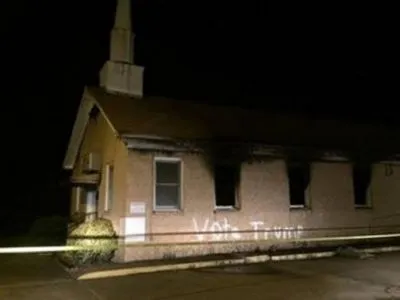 В США на сожженной церкви появился лозунг "Голосуй за Трампа"